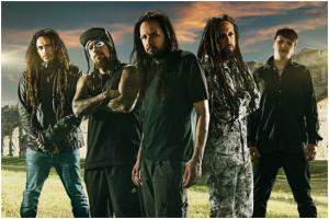L-R: James "Munky" Shaffer, Reginald "Fieldy" Arvizu, Jonathan Davis, Brian "Head" Welch, Ray Luzier