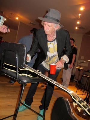 Keith Richards signing guitar to benefit St. Jude’s