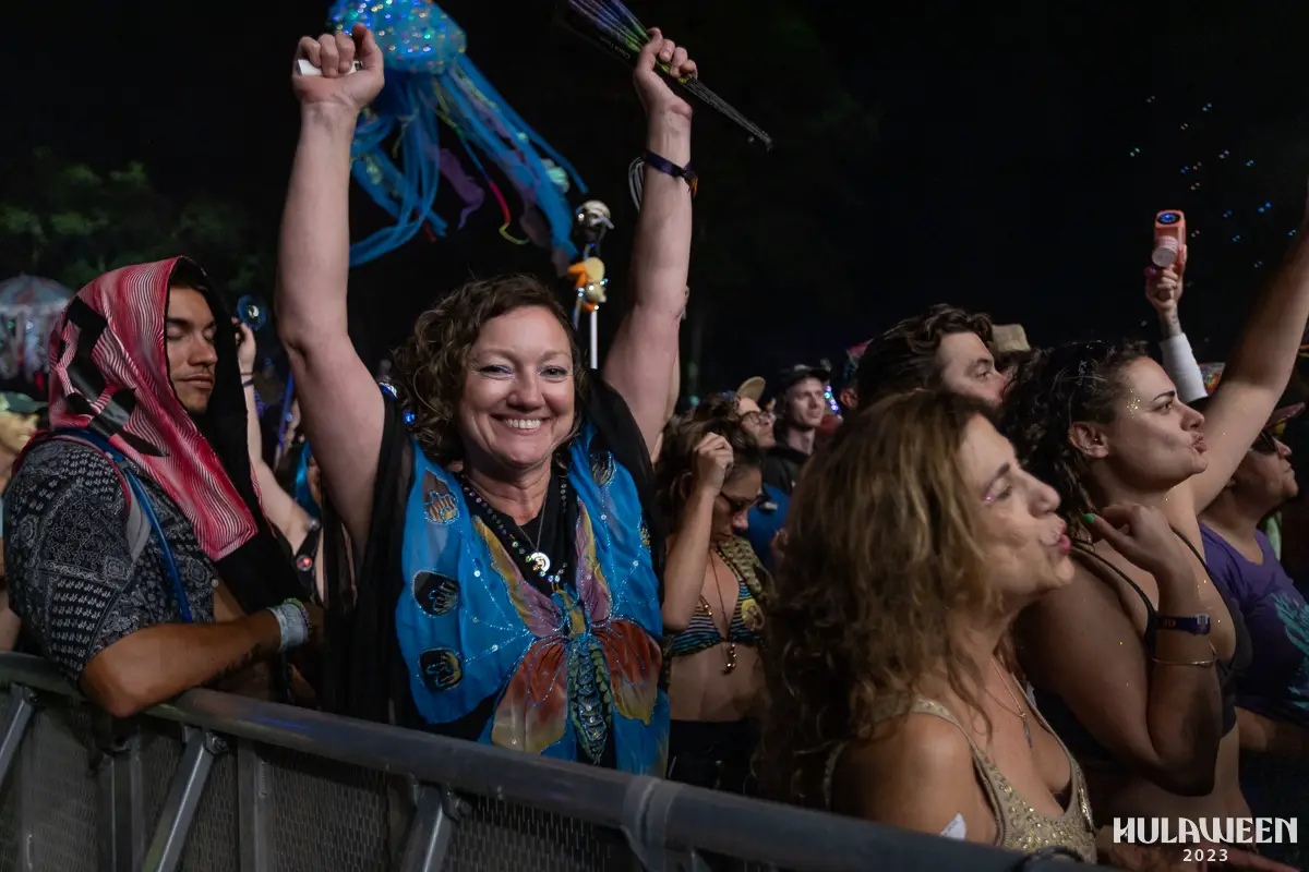 Fans enjoyed howling at the moon | Hulaween
