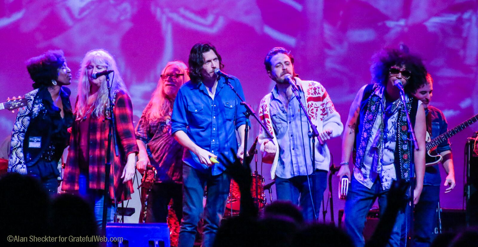 A group sing on "Not Fade Away" | The Fillmore