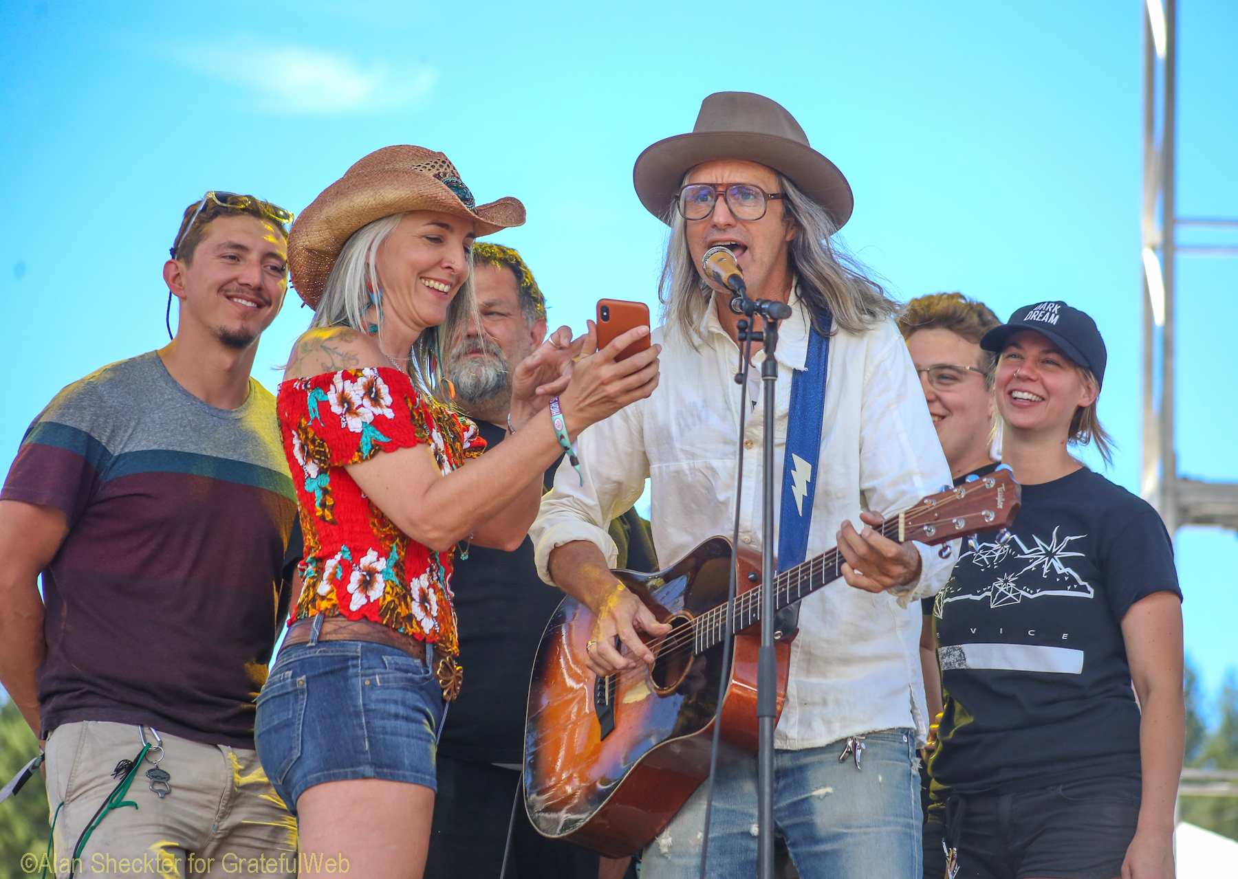 Steve Poltz, Paige Clem and High Sierra crew in a sing-along