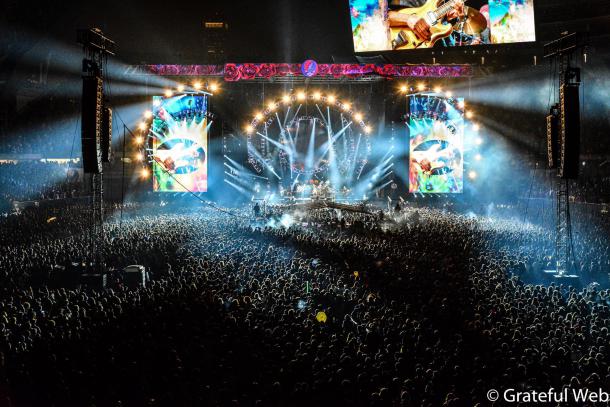 huge crowd on hand to catch the Fare Thee Well shows