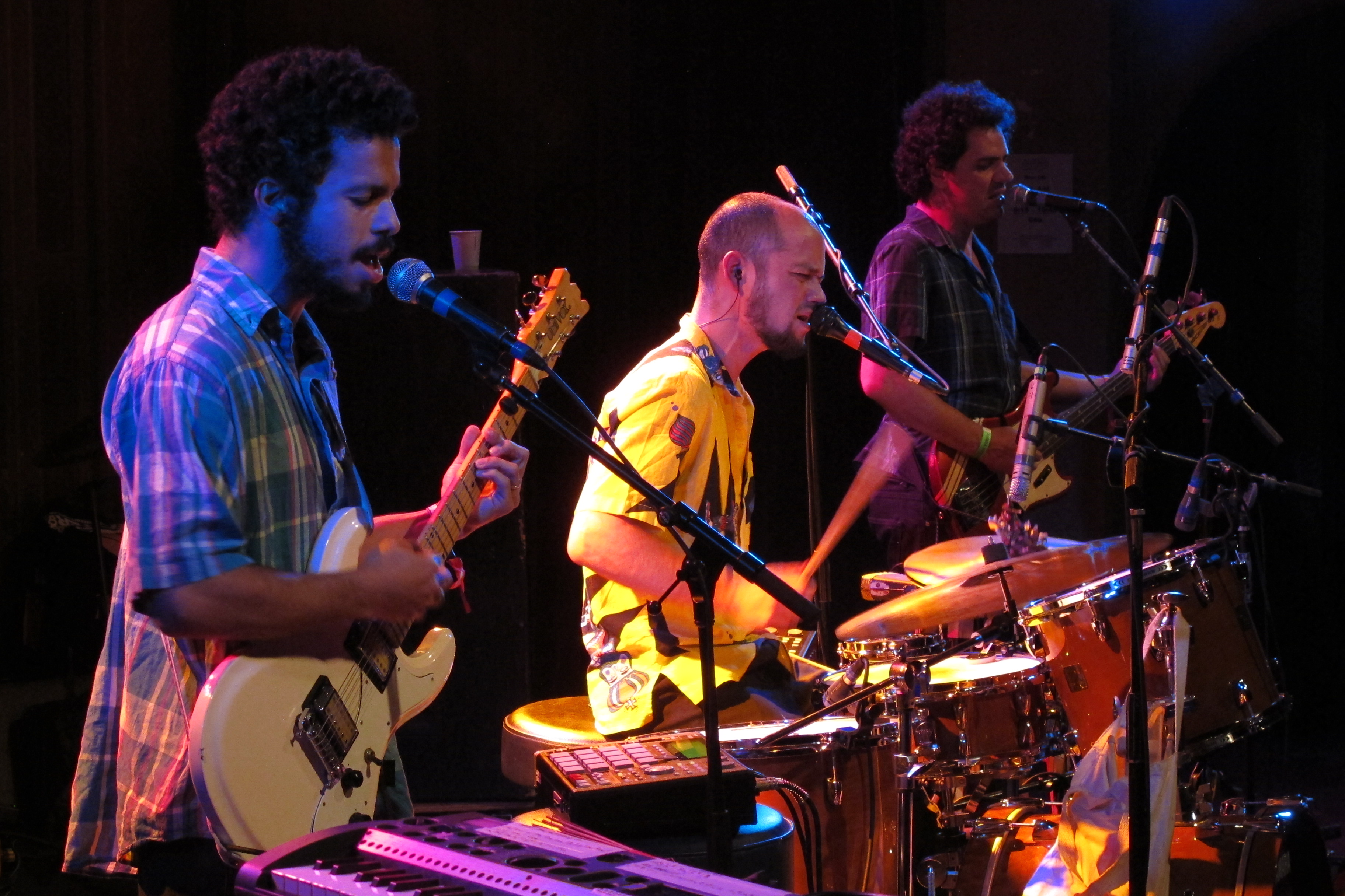 Curumin (middle) | photos by Ric Urrutia