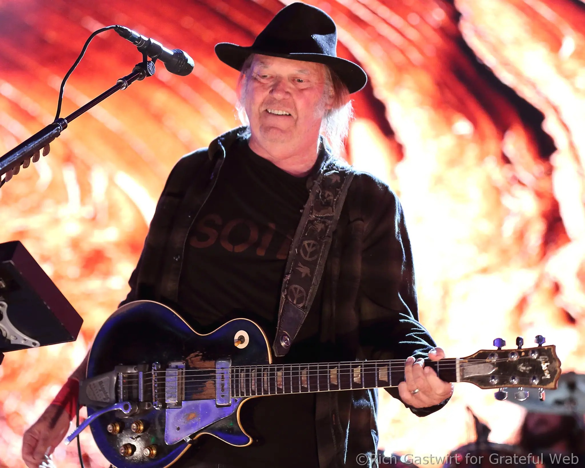NEIL YOUNG BRINGS LEGENDARY CATALOG EXCLUSIVELY TO APPLE MUSIC IN SPATIAL AUDIO