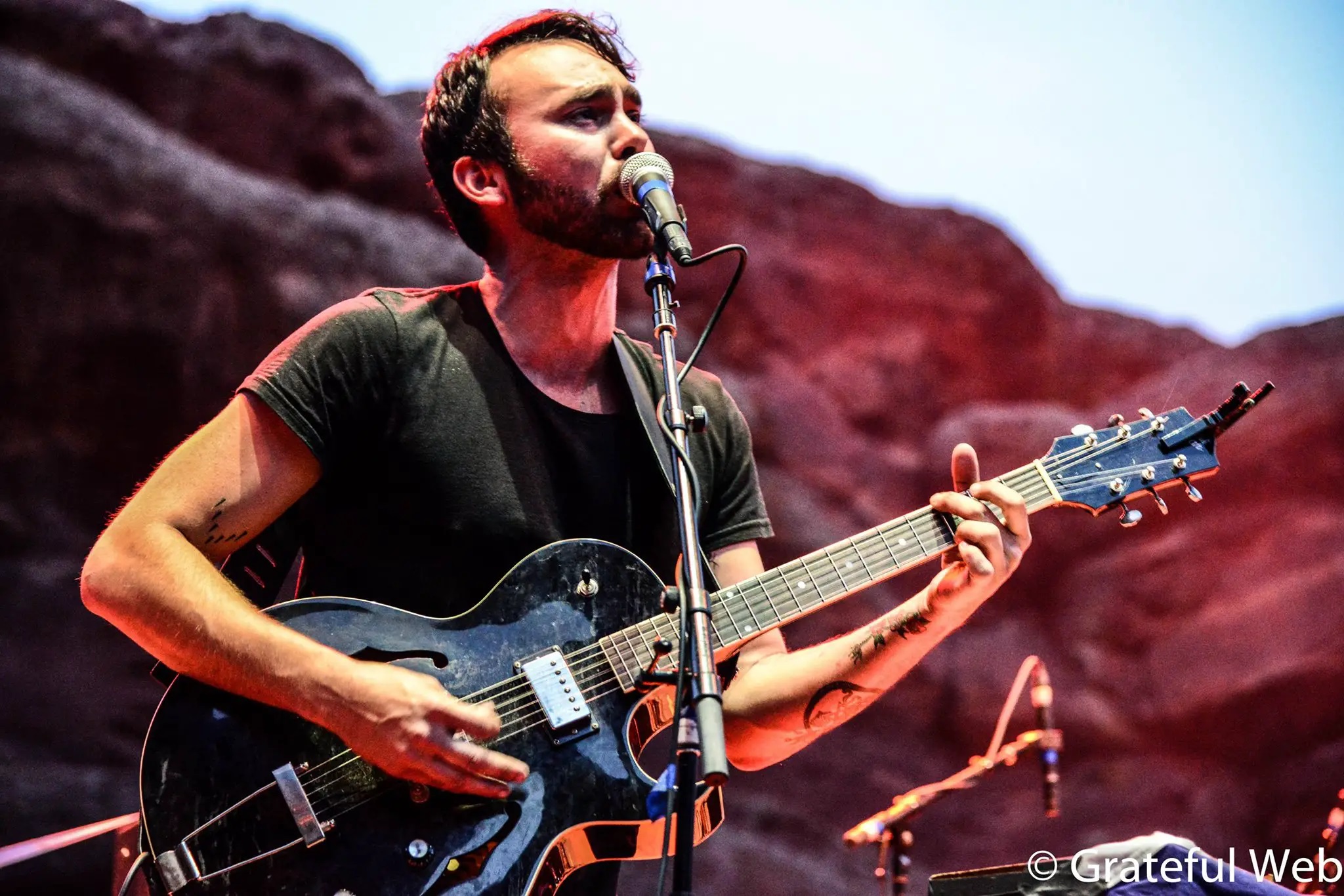 Shakey Graves Unveils "Ready or Not" Live Video Featuring Sierra Ferrell from Red Rocks