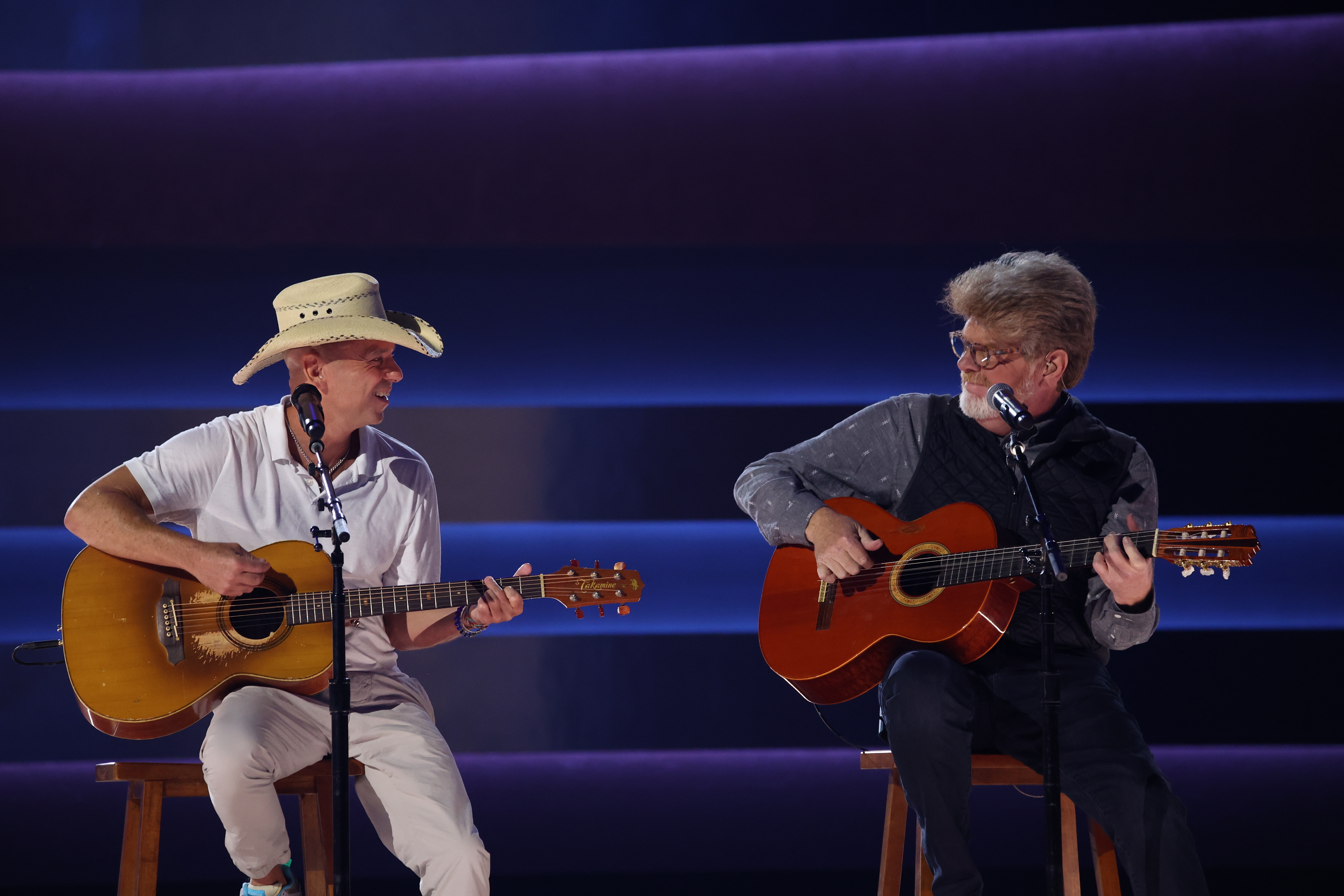 Mac McAnally Delivers a Heartfelt Tribute to the Legendary Jimmy Buffett at the 57th Annual CMA Awards