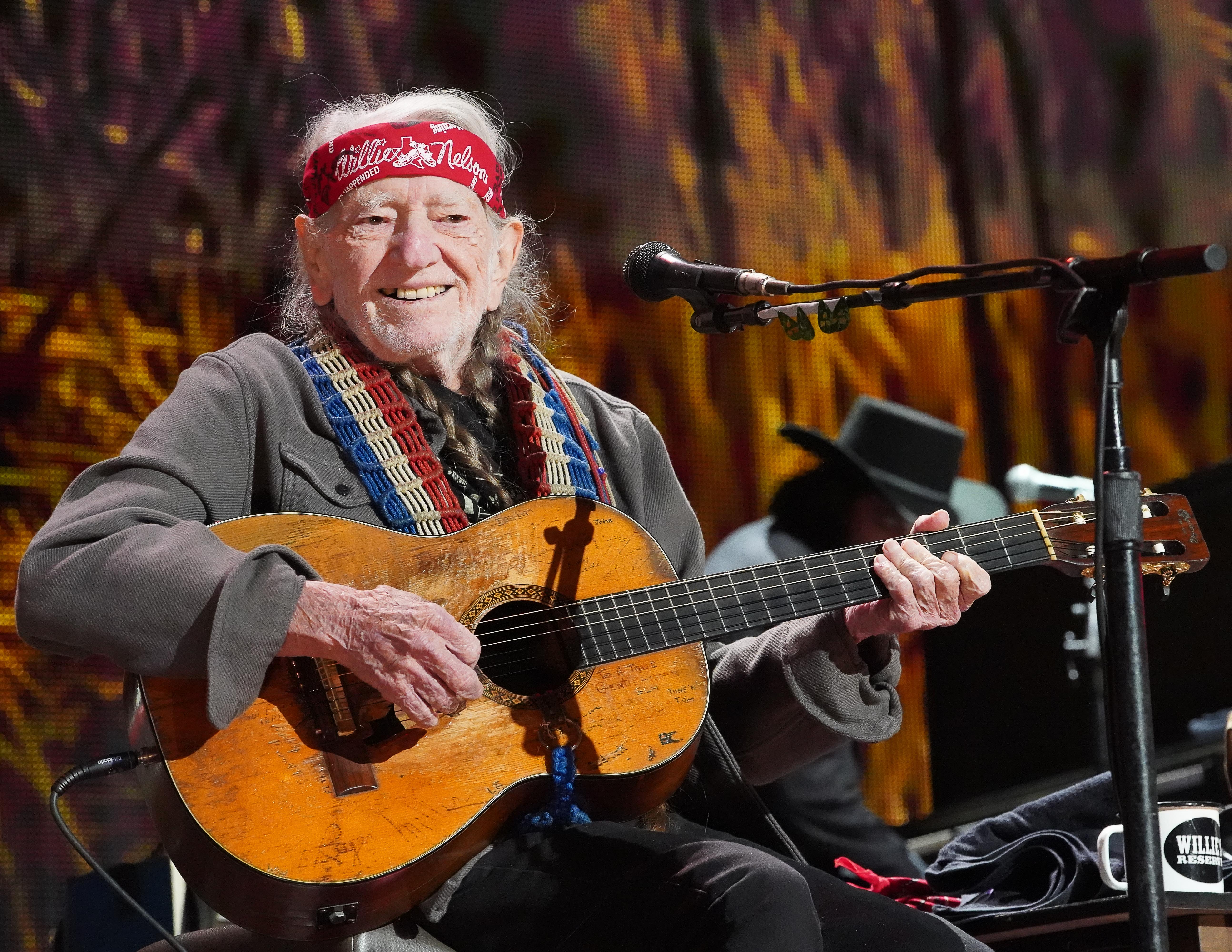 Willie’s Circle of Harmony: Dylan Strikes a Chord, Legends Unite for Farm Aid’s Good Karma