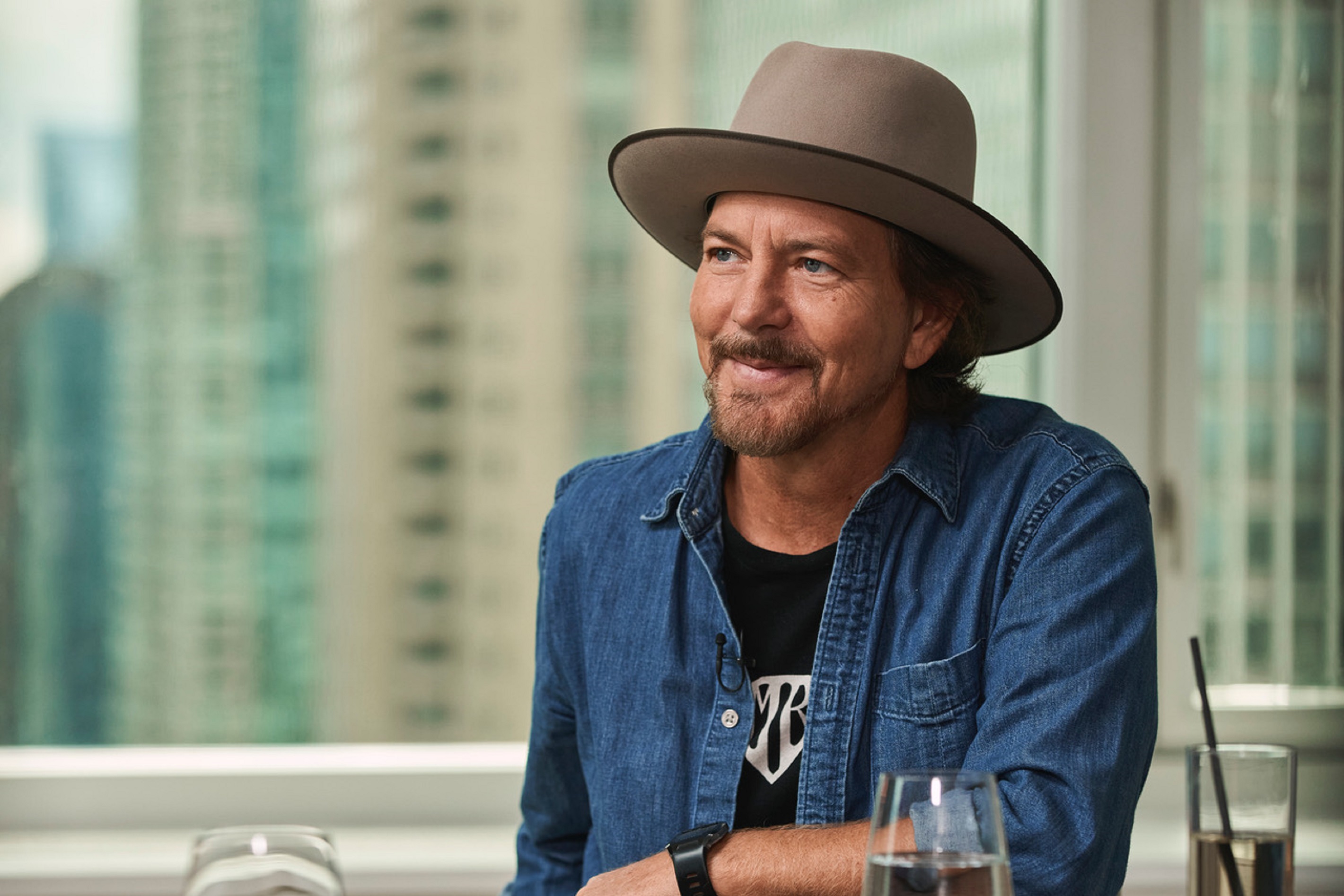 Eddie Vedder Tells Apple Music About New Album 'Earthling'