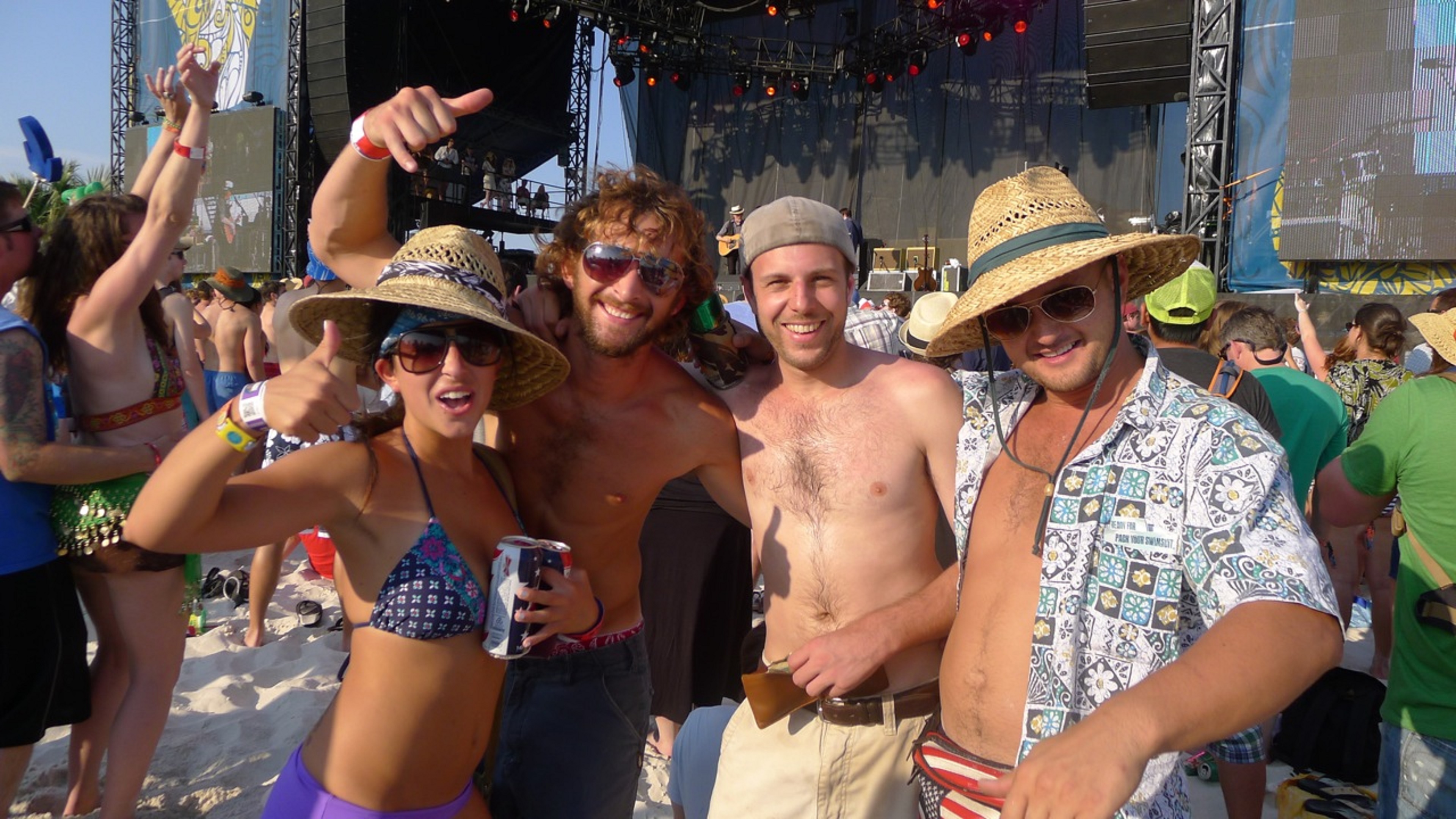 Hangout online festival outfits