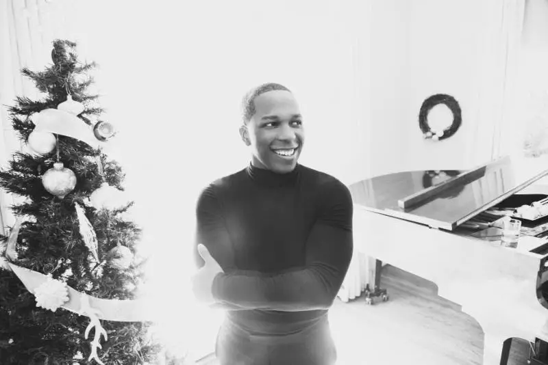 Leslie Odom Jr. to release Simply Christmas