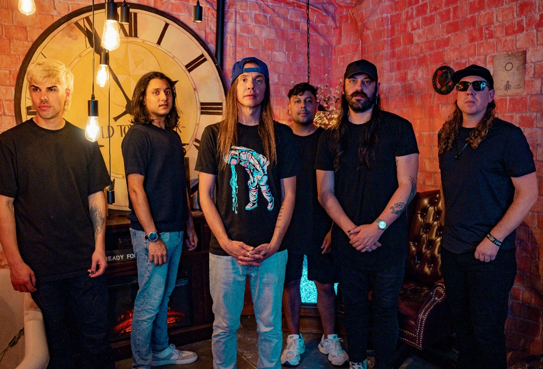   THE RED JUMPSUIT APPARATUS  RELEASE URGENT SINGLE AND VIDEO,  “SLIPPING THROUGH (NO KINGS)”