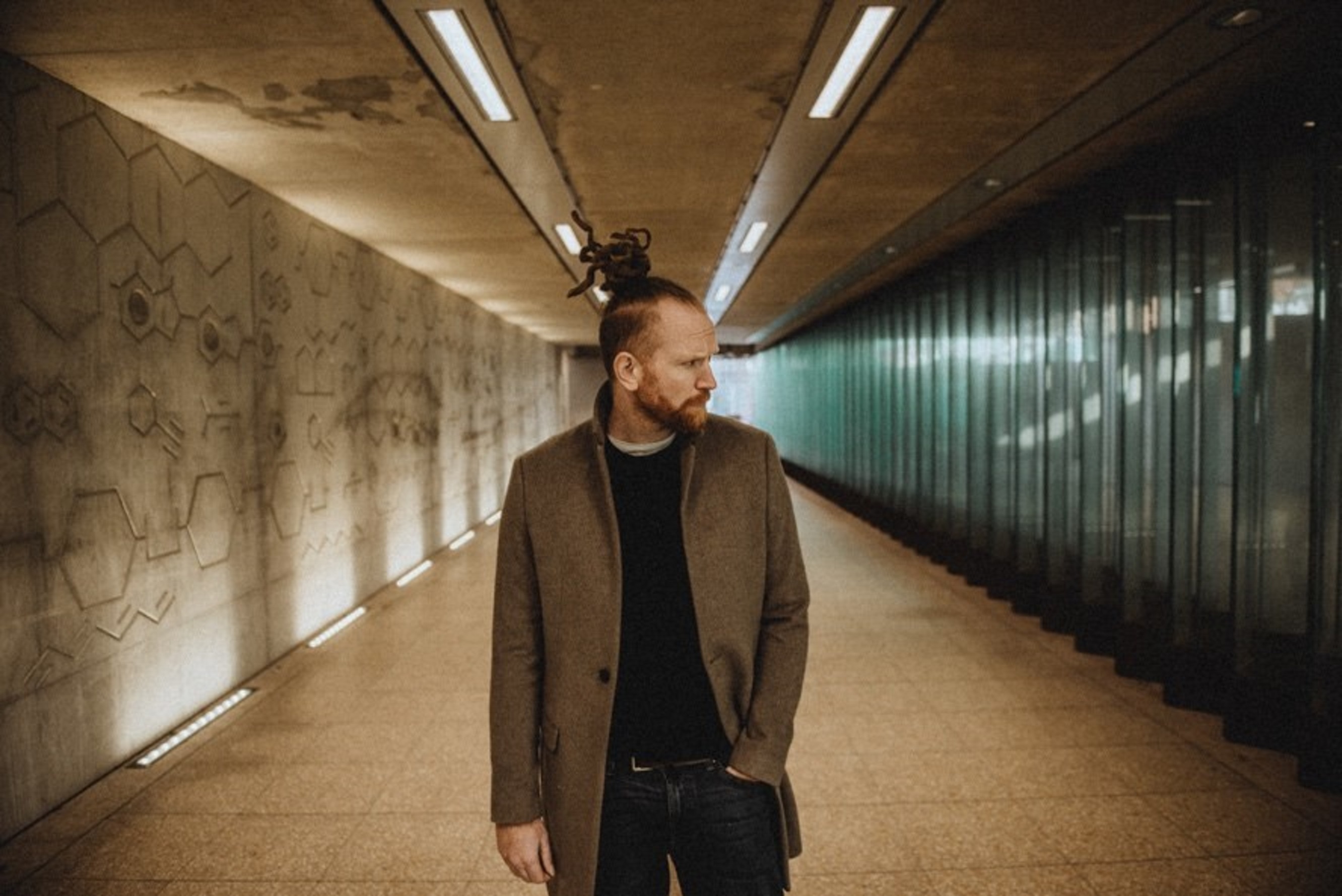 NEWTON FAULKNER RELEASES “LEAVE ME LONELY” TODAY