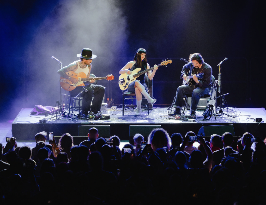 watch Laura Lee of Khruangbin play with Hermanos Gutierrez for the guitar duo's 2 sold out Brooklyn Steel encores