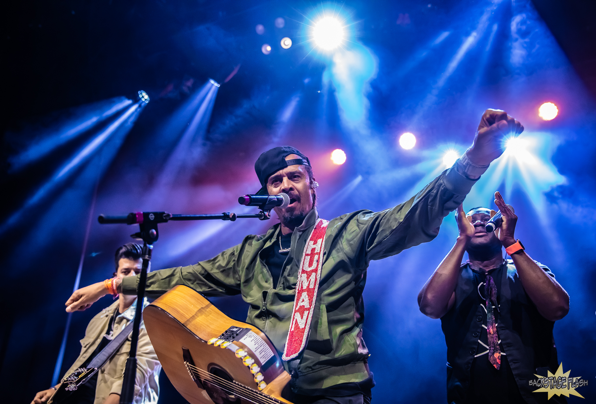 Claudio Urdaneta, Michael Franti, Manas Itene