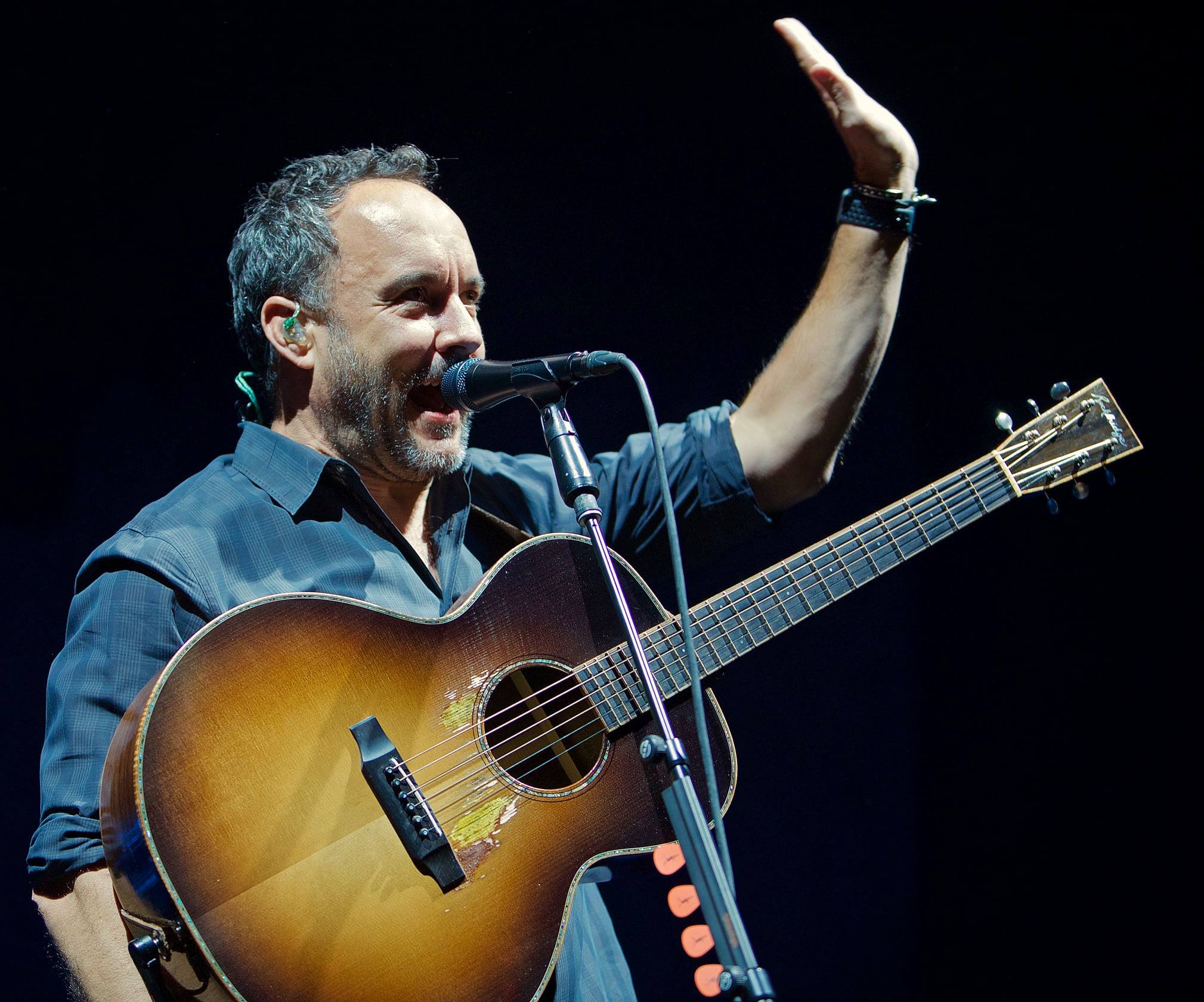 Dave Matthews chatting with the Front Range crowd