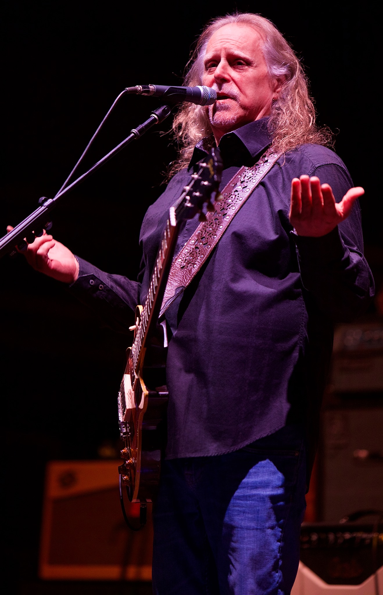 Warren chatting to the Red Rocks crowd