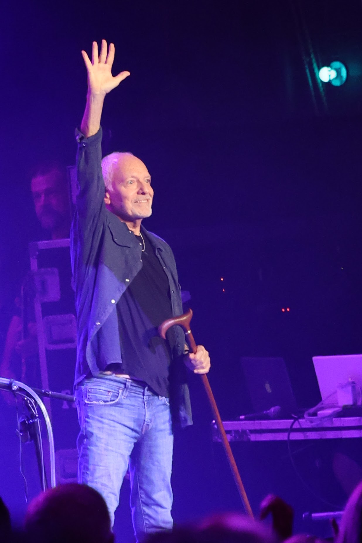 Peter Frampton waves good night to the Santa Barbara crowd