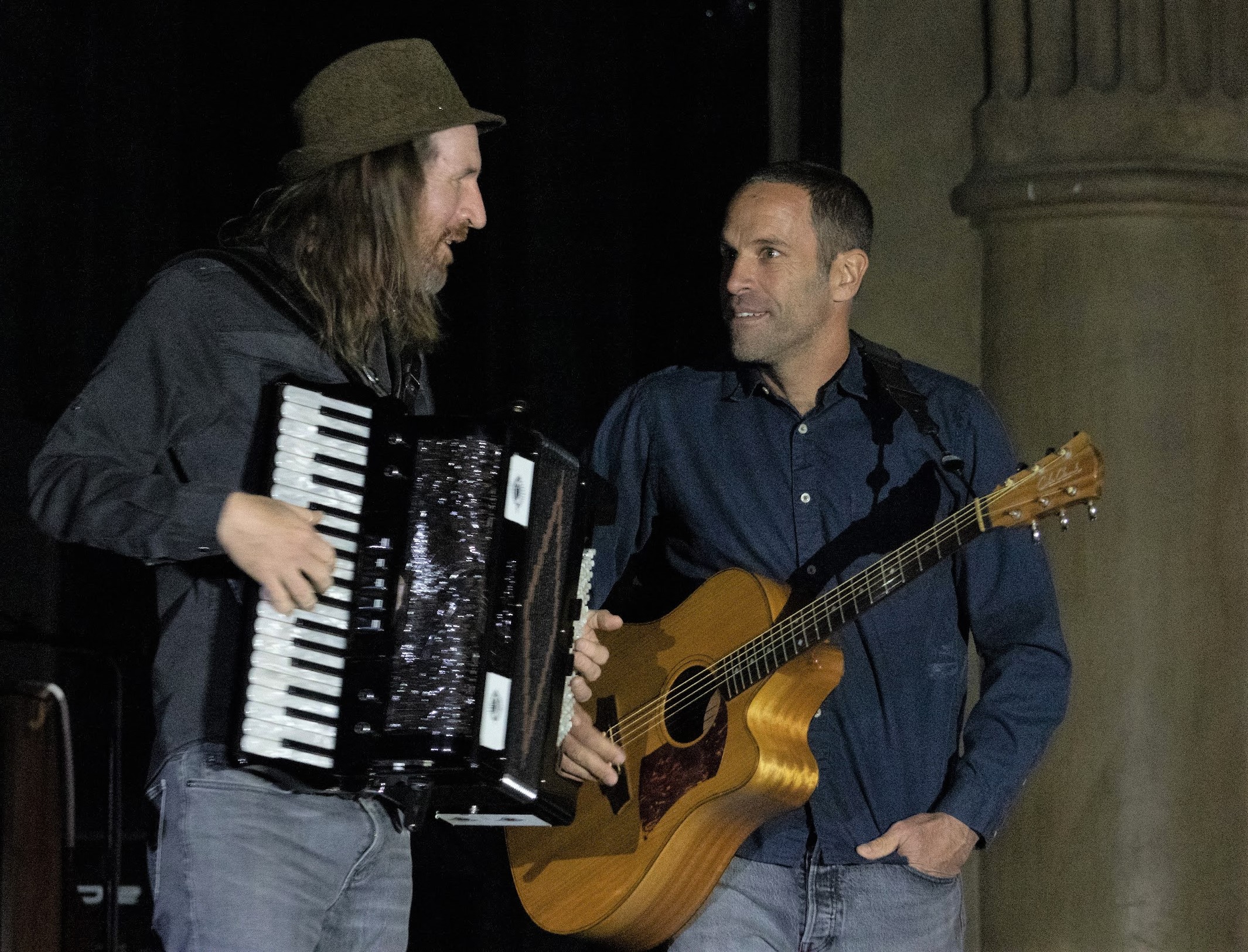 Jack Johnson joins Zach on stage after the power went out