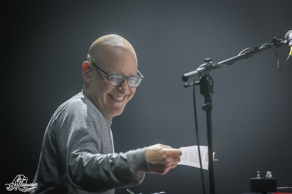 Drummer Mike Greenfield hands out a set list | Philadelphia, Pa