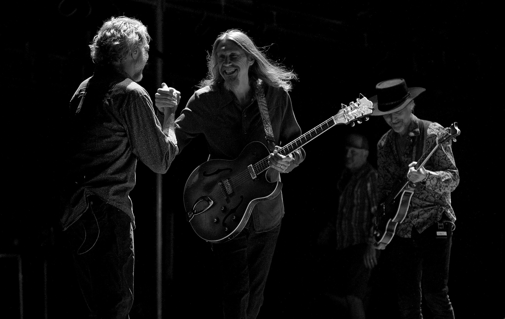 Keith thanks The Wood Bros for sitting in