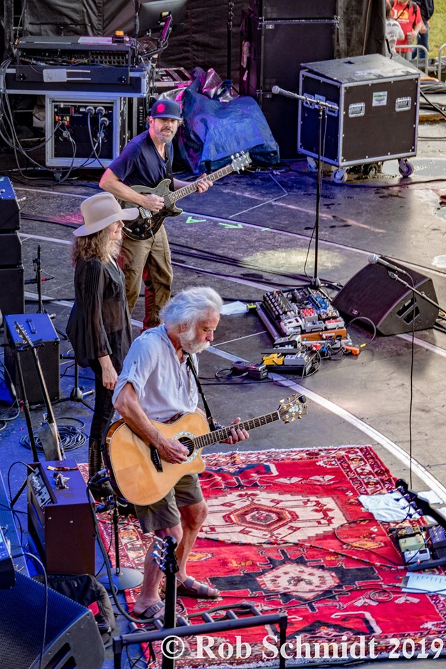 Weir sitting in Edie Brickell & New Bohemians