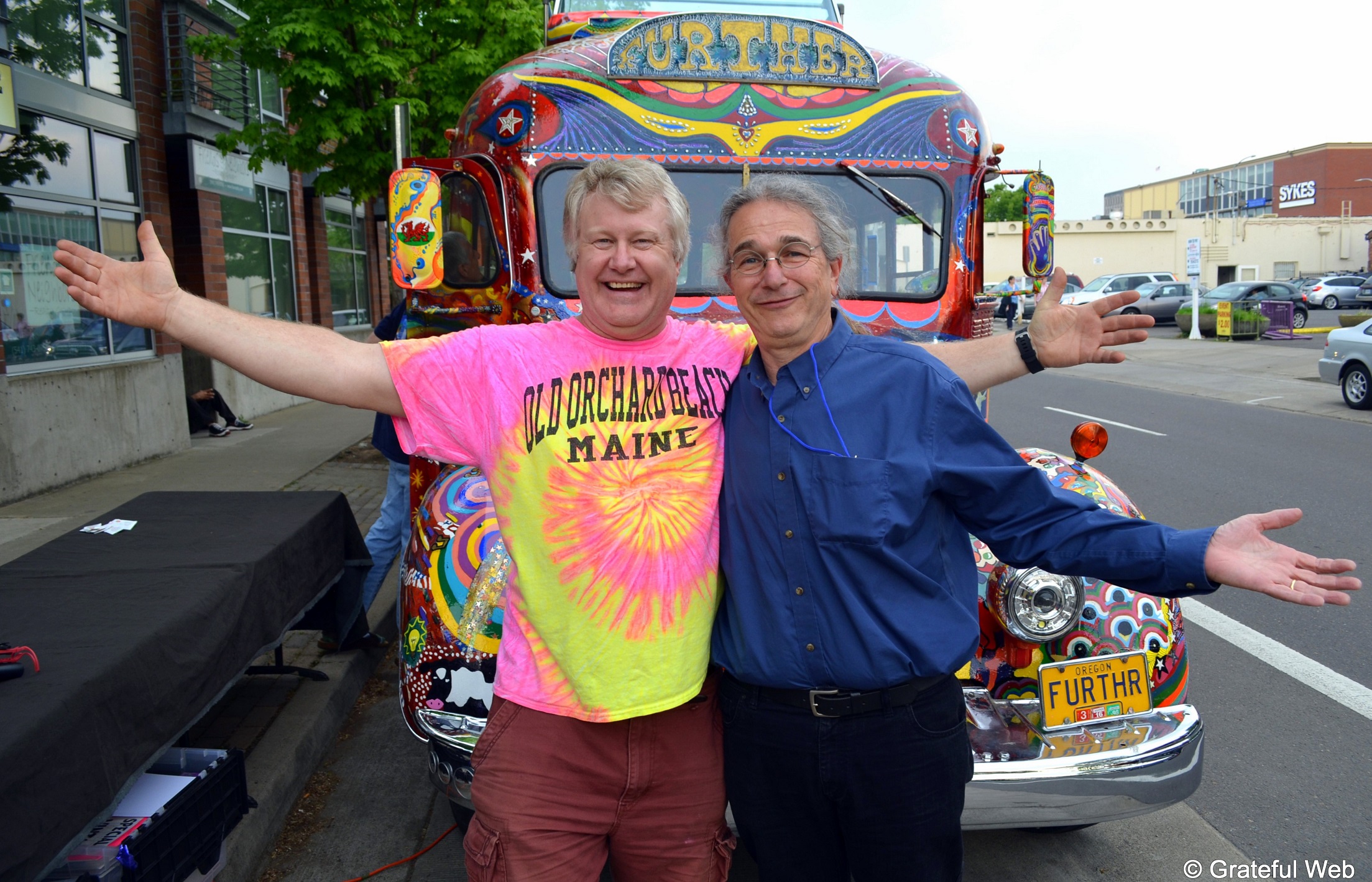 Gans in front of the Furthur Bus