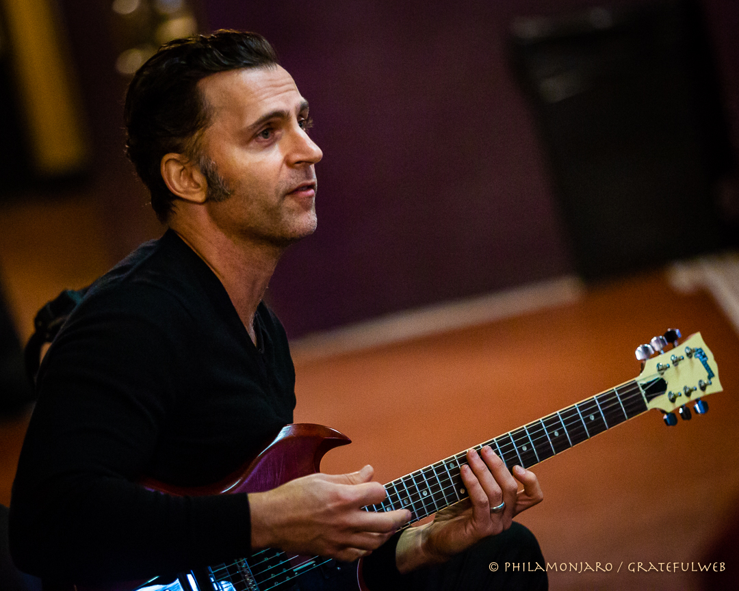 Dweezil Zappa teaching his guitar master class