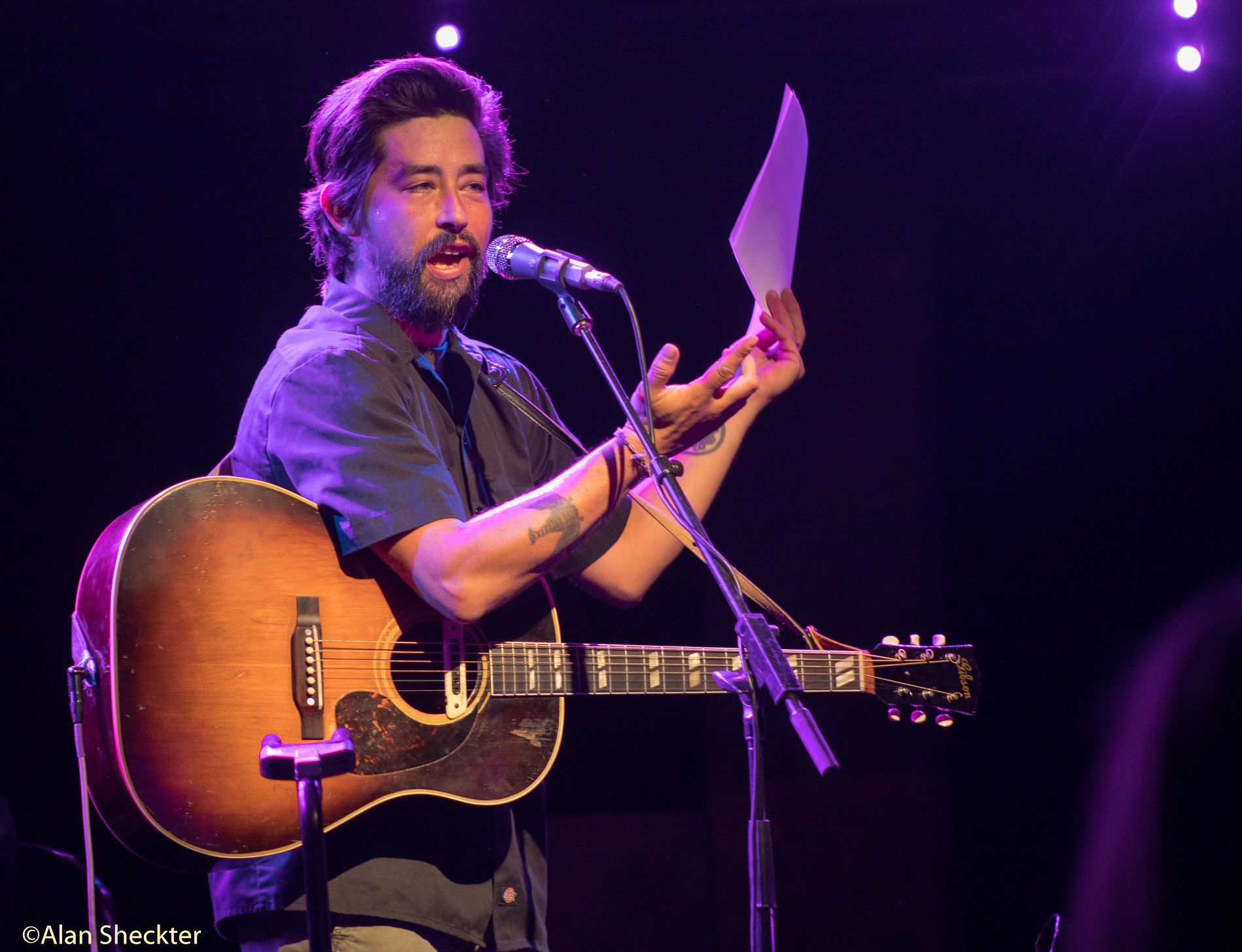 Jackie Greene chatting with the crowd