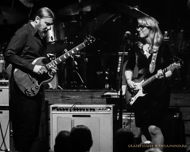 Derek Trucks (LT), Susan Tedeschi (RT)