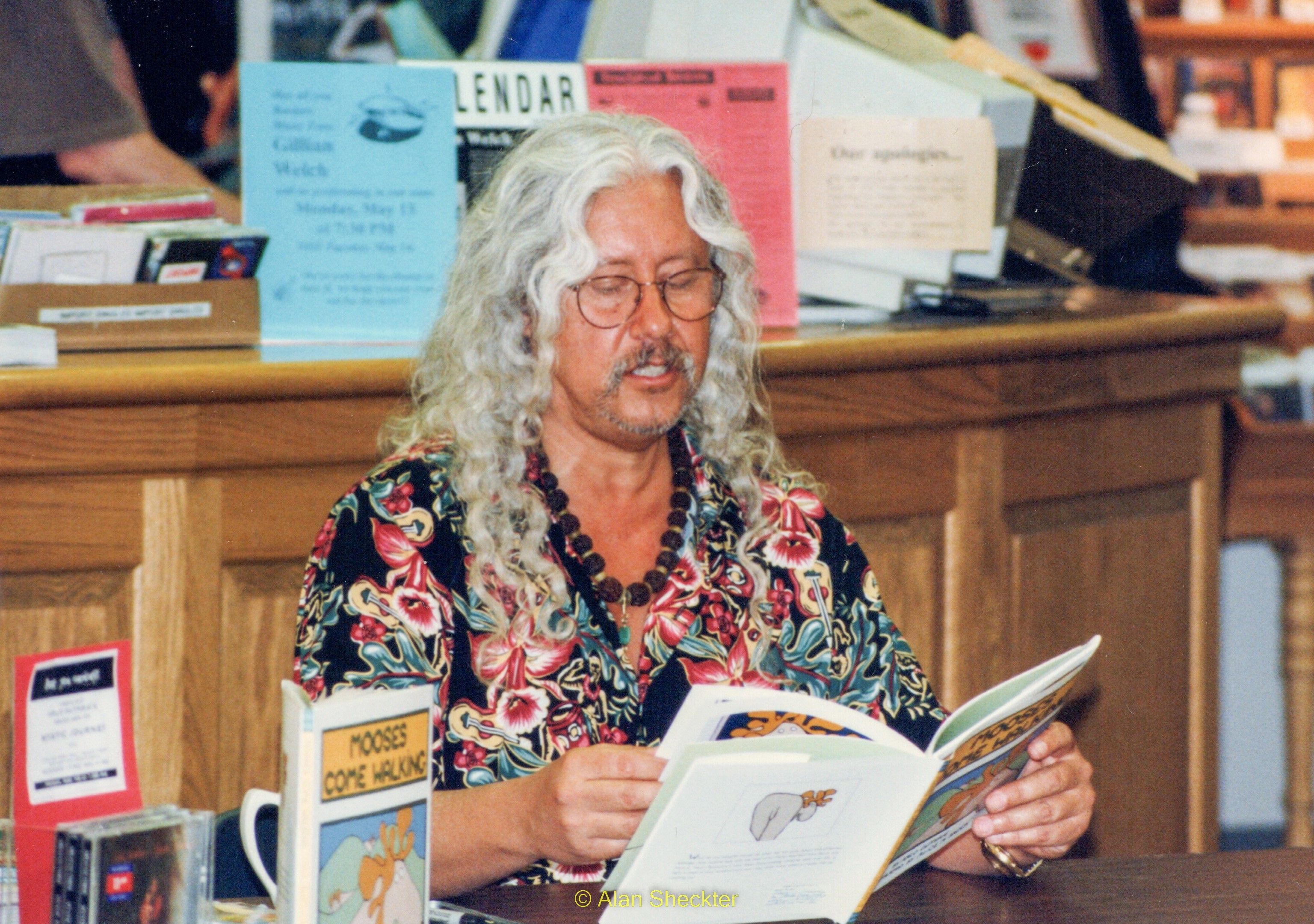 Arlo Guthrie | Bryn Mawr, PA | 5/10/96 - photo by Alan Sheckter