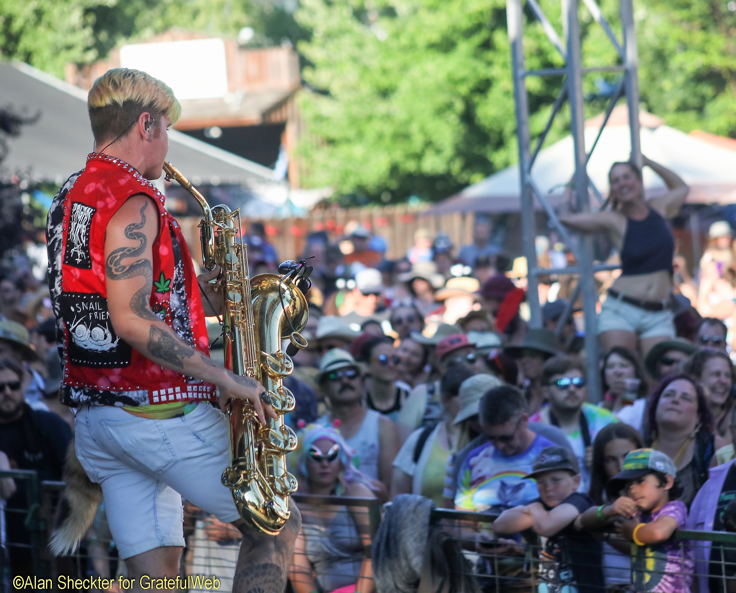 Fans rock to Leo Pellegrino and Too Many Zooz