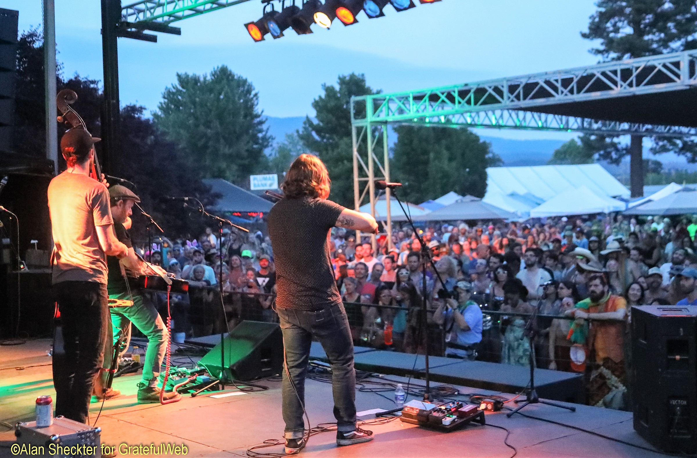 Lil’ Smokies’ Jake Simpson (fiddle), Scott Parker (bass) and Andy Dunnigan (dobro).