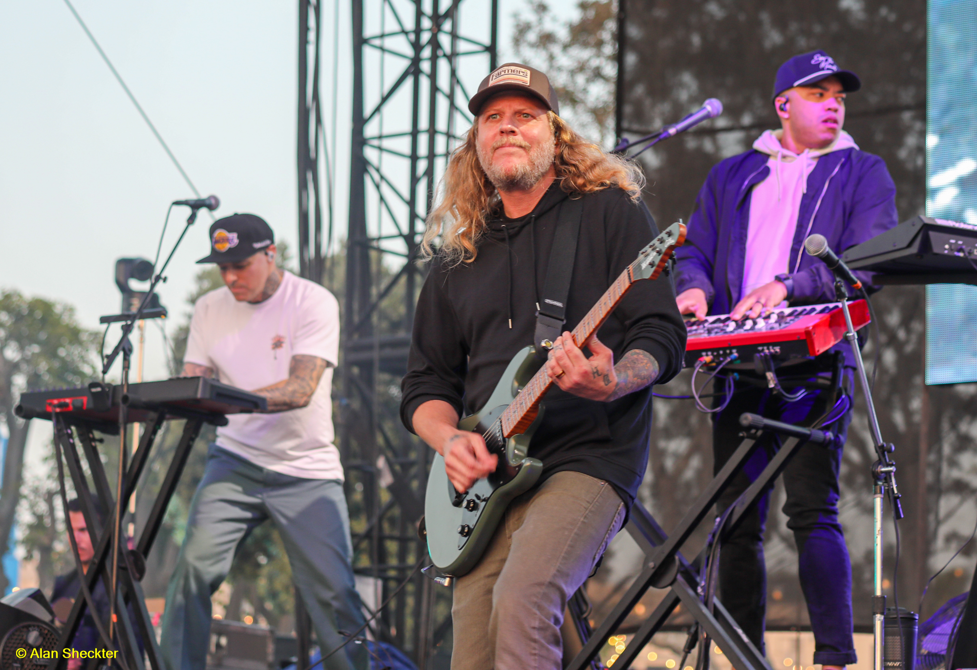 Dirty Heads’ Dustin “Duddy B” Bushnell (center)