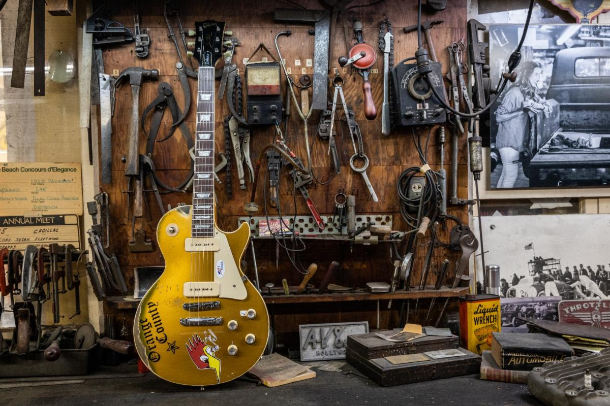 Above: the Gibson 1976 Mike Ness Les Paul Deluxe.