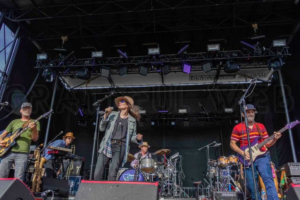 Edie Brickell & New Bohemians perform “Stubborn Love” on “The Tonight Show Starring Jimmy Fallon”