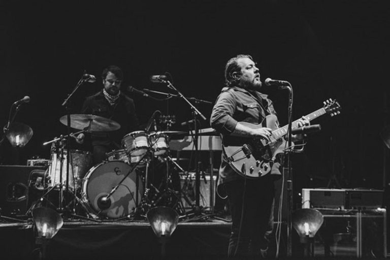 Nathaniel Rateliff debuts live rendition of "Right On" with performance video