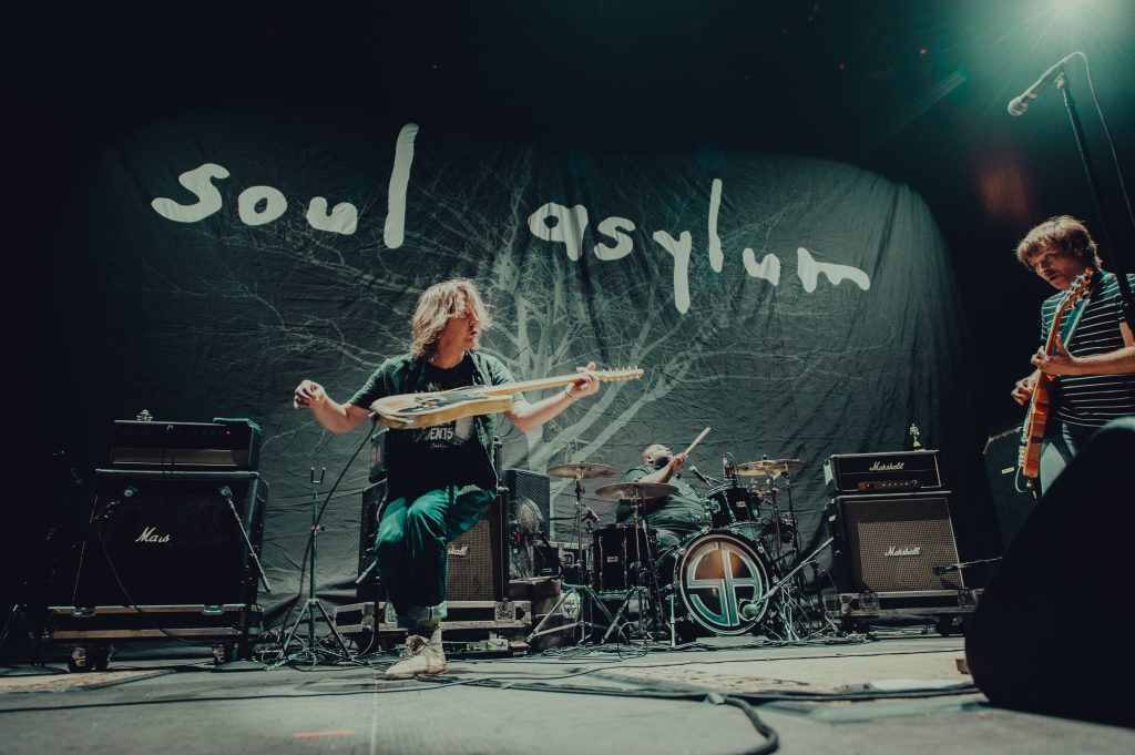Soul Asylum Announce Live Tour Plans – “Back in Your Face” Tour