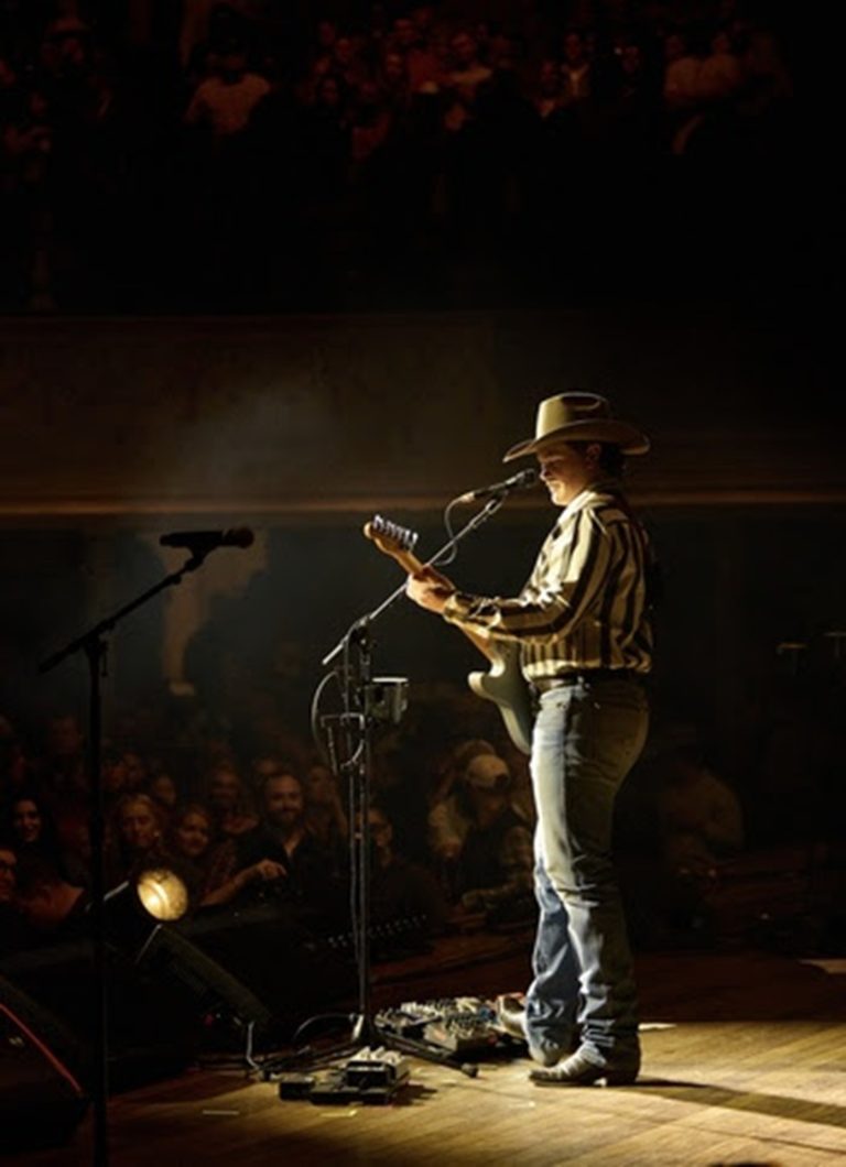 Zach Top debuts new video for “I Never Lie (Live From The Ryman)”