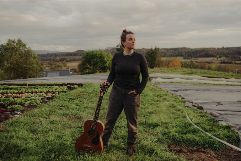 Reid Parsons Illuminates the Everyday with New Single “Lightbulb”