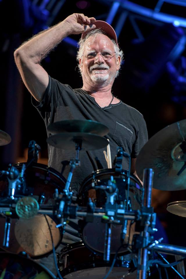 Billy K says hello to the California crowd | photo by ©Jay Blakesberg