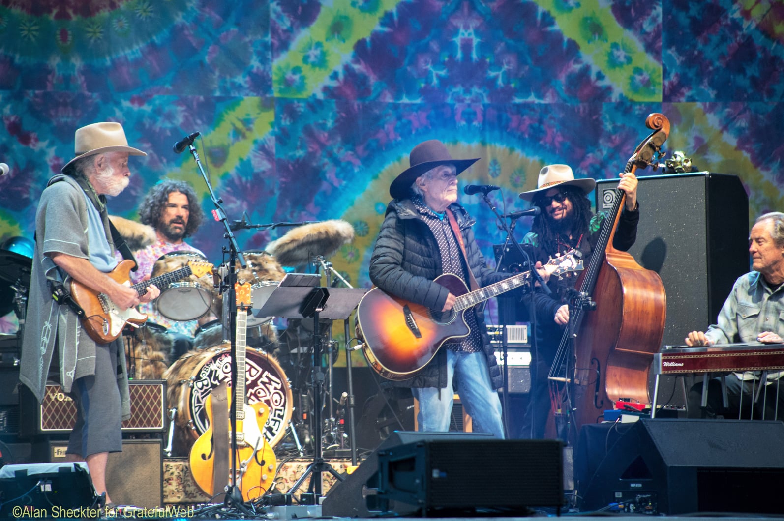 Ramblin&rsquo; Jack Elliot sits in Weir & Wolf Bros