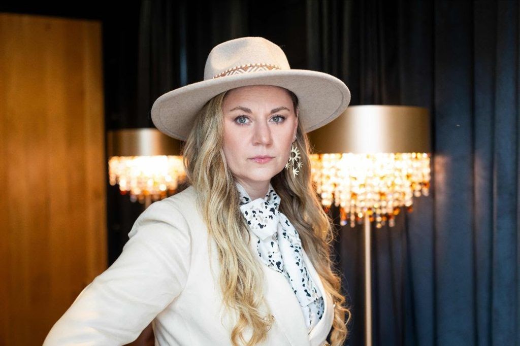 Joanne Shaw Taylor Revisits Fan-Favorite “Grayer Shade Of Blue” With Soul-Stirring New Acoustic Single