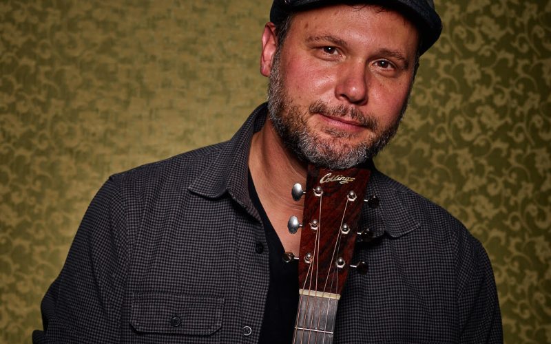 Alastair Moock Marks 25 Years at Club Passim
