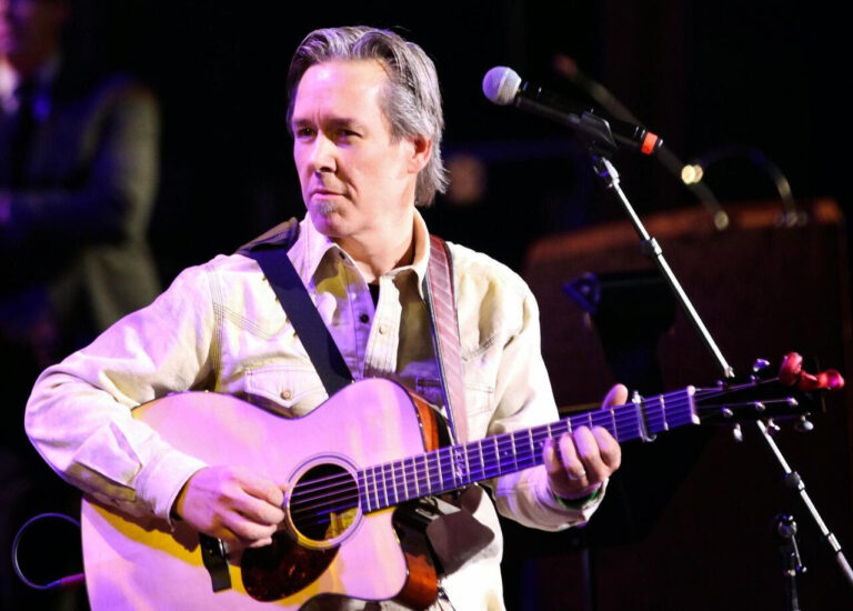 Vince Gill, John Oates Perform at For Pete’s Sake