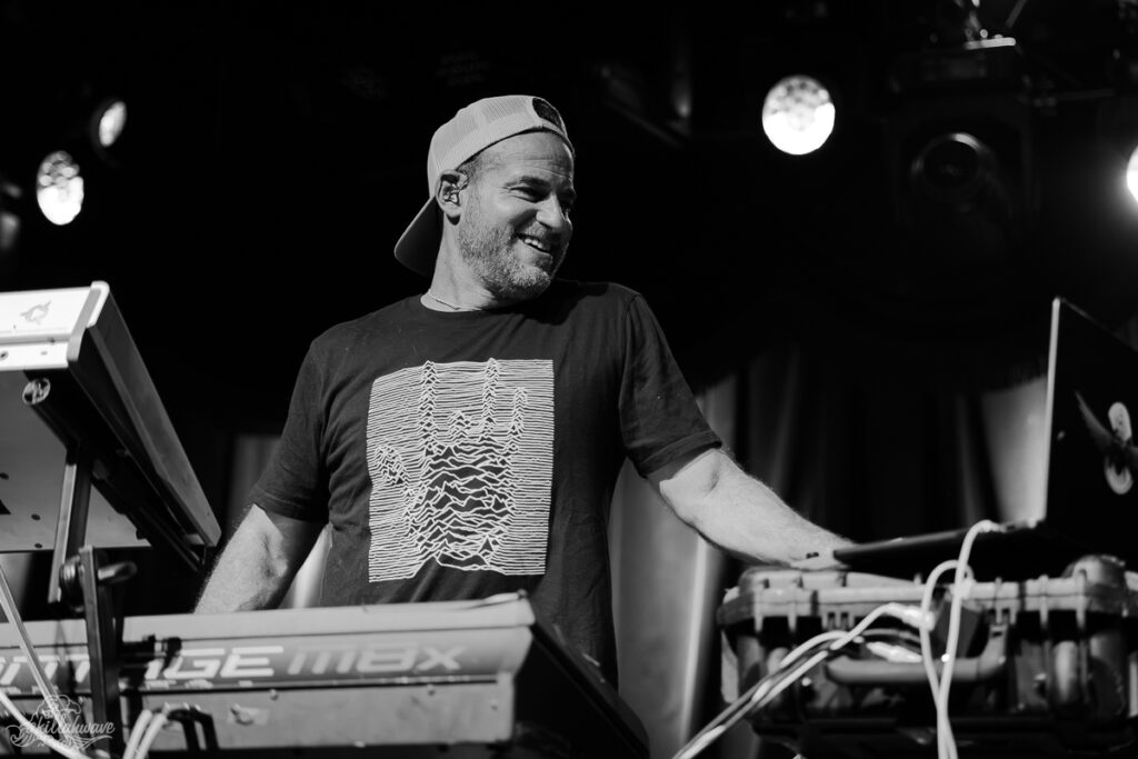 Aron Magner | Deadtronica