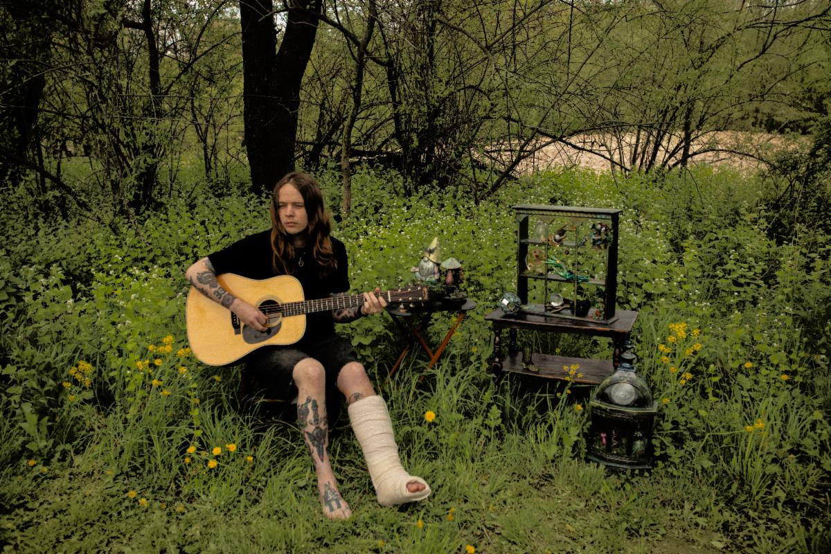 Billy Strings shares new song “10,000 Miles From a Friend” today