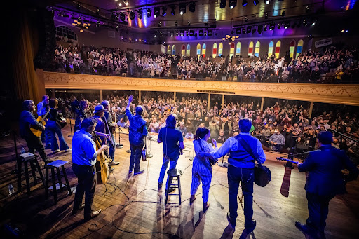 Béla Fleck Shares “Strider” with Sierra Hull and Molly Tuttle from Live Heart